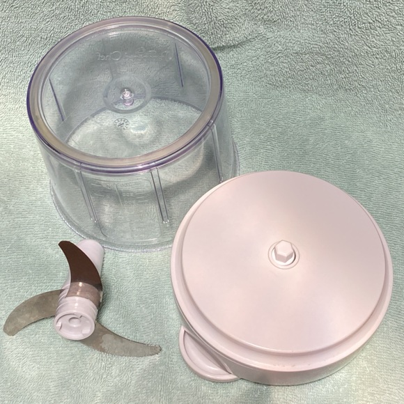 PAMPERED CHEF MANUAL FOOD PROCESSOR, INCLUDES HANDLE, LID & BOWL -PRE OWNED - Picture 3 of 14